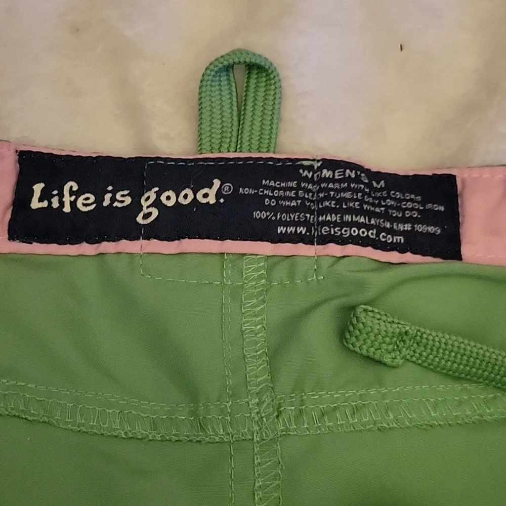 Women's Shorts By Life Is Good Ize Medium. - Picture 3 of 10